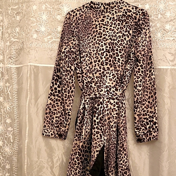 NWOT Leopard Print Trenchcoat! BONUS Carry-case or clutch purse! M - Picture 14 of 17